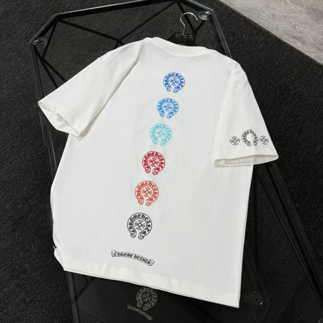 P180 Chrome Hearts Chrome Hearts 25 high version. The fabric is made of 300 grams of high-density cotton. It does not deform or shrink. It has three labels. It is the same style for men and women. Technology: Digital printing. Color: White. Black. SIZE: S-XL.